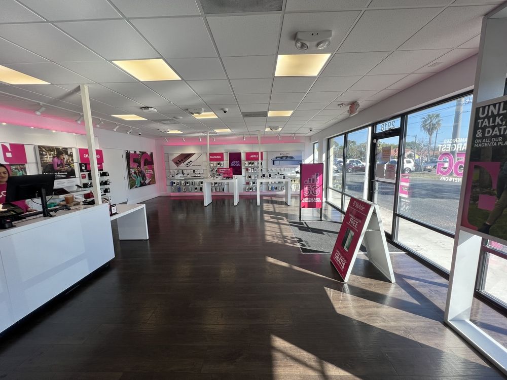 West Tampa / Stadium Retail: 2910 N Himes Ave , Tampa, FL 33607